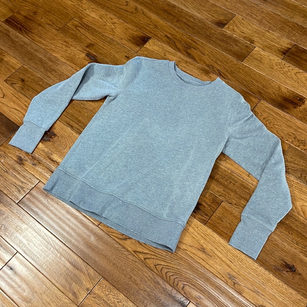 Used but good condition Tek Gear Women’s Gray Sweatshirt size Medium